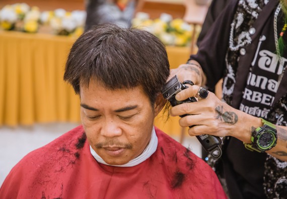 ภาพกิจกรรม  คณะวิทยาศาสตร์และเทคโนโลยี จัดกิจกรรมการอบรมเชิงปฏิบัติการ เรื่อง การเป็นช่างตัดผมอย่างมืออาชีพ ตามโครงการพัฒนาคุณภาพชีวิตและยกระดับเศรษฐกิจฐานราก