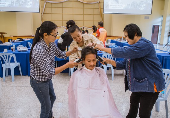 ภาพกิจกรรม  คณะวิทยาศาสตร์และเทคโนโลยี จัดกิจกรรมการอบรมเชิงปฏิบัติการ เรื่อง การเป็นช่างตัดผมอย่างมืออาชีพ ตามโครงการพัฒนาคุณภาพชีวิตและยกระดับเศรษฐกิจฐานราก