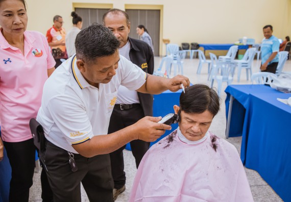 ภาพกิจกรรม  คณะวิทยาศาสตร์และเทคโนโลยี จัดกิจกรรมการอบรมเชิงปฏิบัติการ เรื่อง การเป็นช่างตัดผมอย่างมืออาชีพ ตามโครงการพัฒนาคุณภาพชีวิตและยกระดับเศรษฐกิจฐานราก