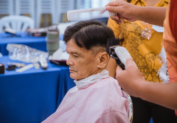 ภาพกิจกรรม  คณะวิทยาศาสตร์และเทคโนโลยี จัดกิจกรรมการอบรมเชิงปฏิบัติการ เรื่อง การเป็นช่างตัดผมอย่างมืออาชีพ ตามโครงการพัฒนาคุณภาพชีวิตและยกระดับเศรษฐกิจฐานราก