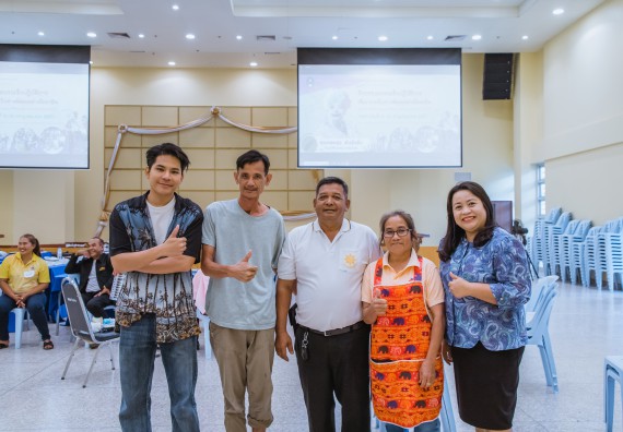 ภาพกิจกรรม  คณะวิทยาศาสตร์และเทคโนโลยี จัดกิจกรรมการอบรมเชิงปฏิบัติการ เรื่อง การเป็นช่างตัดผมอย่างมืออาชีพ ตามโครงการพัฒนาคุณภาพชีวิตและยกระดับเศรษฐกิจฐานราก