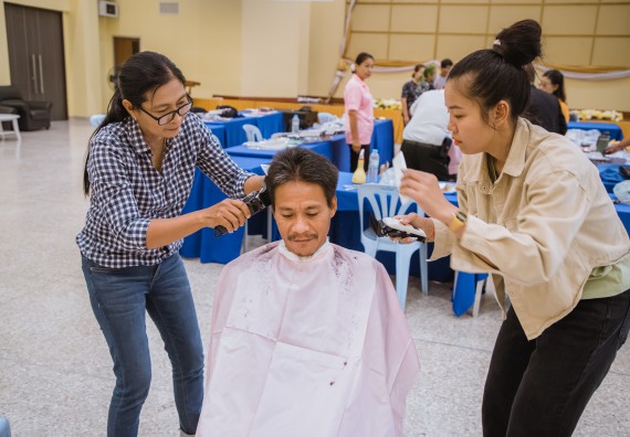 ภาพกิจกรรม  คณะวิทยาศาสตร์และเทคโนโลยี จัดกิจกรรมการอบรมเชิงปฏิบัติการ เรื่อง การเป็นช่างตัดผมอย่างมืออาชีพ ตามโครงการพัฒนาคุณภาพชีวิตและยกระดับเศรษฐกิจฐานราก