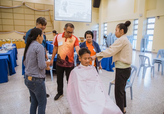 ภาพกิจกรรม  คณะวิทยาศาสตร์และเทคโนโลยี จัดกิจกรรมการอบรมเชิงปฏิบัติการ เรื่อง การเป็นช่างตัดผมอย่างมืออาชีพ ตามโครงการพัฒนาคุณภาพชีวิตและยกระดับเศรษฐกิจฐานราก