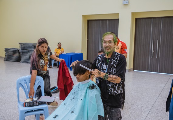 ภาพกิจกรรม  คณะวิทยาศาสตร์และเทคโนโลยี จัดกิจกรรมการอบรมเชิงปฏิบัติการ เรื่อง การเป็นช่างตัดผมอย่างมืออาชีพ ตามโครงการพัฒนาคุณภาพชีวิตและยกระดับเศรษฐกิจฐานราก