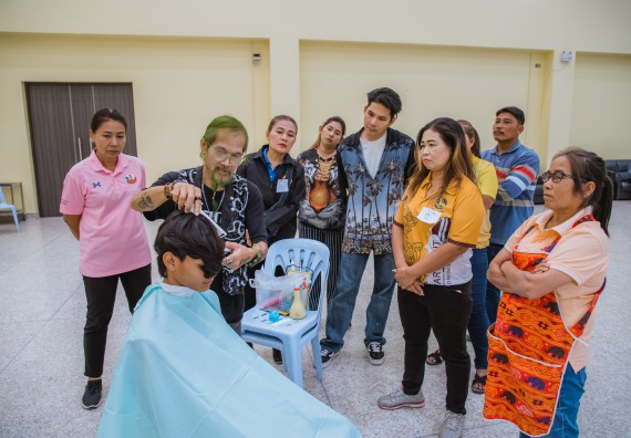 ภาพกิจกรรม  คณะวิทยาศาสตร์และเทคโนโลยี จัดกิจกรรมการอบรมเชิงปฏิบัติการ เรื่อง การเป็นช่างตัดผมอย่างมืออาชีพ ตามโครงการพัฒนาคุณภาพชีวิตและยกระดับเศรษฐกิจฐานราก