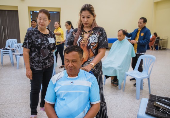 ภาพกิจกรรม  คณะวิทยาศาสตร์และเทคโนโลยี จัดกิจกรรมการอบรมเชิงปฏิบัติการ เรื่อง การเป็นช่างตัดผมอย่างมืออาชีพ ตามโครงการพัฒนาคุณภาพชีวิตและยกระดับเศรษฐกิจฐานราก