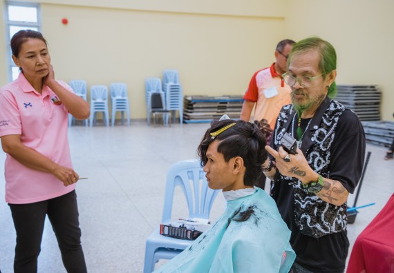 ภาพกิจกรรม  คณะวิทยาศาสตร์และเทคโนโลยี จัดกิจกรรมการอบรมเชิงปฏิบัติการ เรื่อง การเป็นช่างตัดผมอย่างมืออาชีพ ตามโครงการพัฒนาคุณภาพชีวิตและยกระดับเศรษฐกิจฐานราก