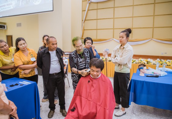 ภาพกิจกรรม  คณะวิทยาศาสตร์และเทคโนโลยี จัดกิจกรรมการอบรมเชิงปฏิบัติการ เรื่อง การเป็นช่างตัดผมอย่างมืออาชีพ ตามโครงการพัฒนาคุณภาพชีวิตและยกระดับเศรษฐกิจฐานราก