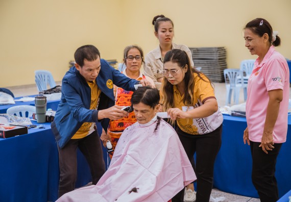 ภาพกิจกรรม  คณะวิทยาศาสตร์และเทคโนโลยี จัดกิจกรรมการอบรมเชิงปฏิบัติการ เรื่อง การเป็นช่างตัดผมอย่างมืออาชีพ ตามโครงการพัฒนาคุณภาพชีวิตและยกระดับเศรษฐกิจฐานราก