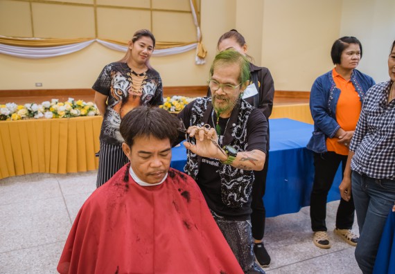 ภาพกิจกรรม  คณะวิทยาศาสตร์และเทคโนโลยี จัดกิจกรรมการอบรมเชิงปฏิบัติการ เรื่อง การเป็นช่างตัดผมอย่างมืออาชีพ ตามโครงการพัฒนาคุณภาพชีวิตและยกระดับเศรษฐกิจฐานราก