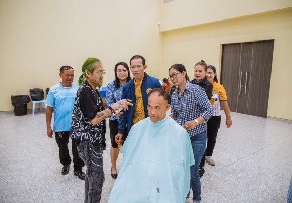 ภาพกิจกรรม  คณะวิทยาศาสตร์และเทคโนโลยี จัดกิจกรรมการอบรมเชิงปฏิบัติการ เรื่อง การเป็นช่างตัดผมอย่างมืออาชีพ ตามโครงการพัฒนาคุณภาพชีวิตและยกระดับเศรษฐกิจฐานราก