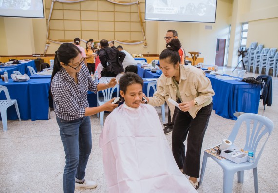 ภาพกิจกรรม  คณะวิทยาศาสตร์และเทคโนโลยี จัดกิจกรรมการอบรมเชิงปฏิบัติการ เรื่อง การเป็นช่างตัดผมอย่างมืออาชีพ ตามโครงการพัฒนาคุณภาพชีวิตและยกระดับเศรษฐกิจฐานราก