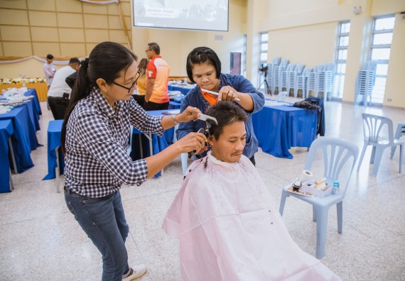 ภาพกิจกรรม  คณะวิทยาศาสตร์และเทคโนโลยี จัดกิจกรรมการอบรมเชิงปฏิบัติการ เรื่อง การเป็นช่างตัดผมอย่างมืออาชีพ ตามโครงการพัฒนาคุณภาพชีวิตและยกระดับเศรษฐกิจฐานราก