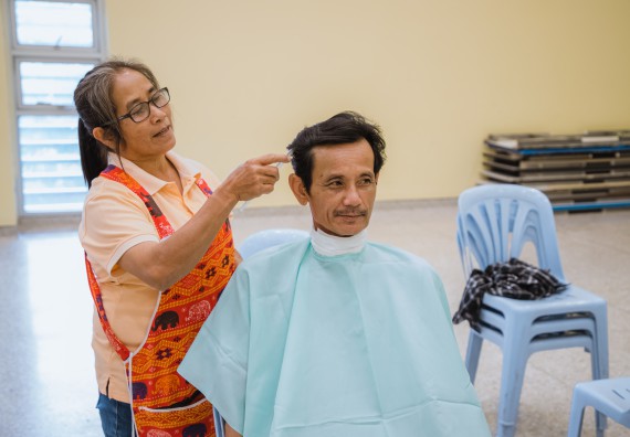 ภาพกิจกรรม  คณะวิทยาศาสตร์และเทคโนโลยี จัดกิจกรรมการอบรมเชิงปฏิบัติการ เรื่อง การเป็นช่างตัดผมอย่างมืออาชีพ ตามโครงการพัฒนาคุณภาพชีวิตและยกระดับเศรษฐกิจฐานราก