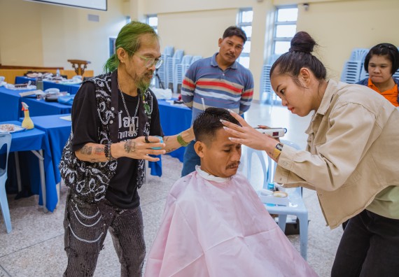 ภาพกิจกรรม  คณะวิทยาศาสตร์และเทคโนโลยี จัดกิจกรรมการอบรมเชิงปฏิบัติการ เรื่อง การเป็นช่างตัดผมอย่างมืออาชีพ ตามโครงการพัฒนาคุณภาพชีวิตและยกระดับเศรษฐกิจฐานราก