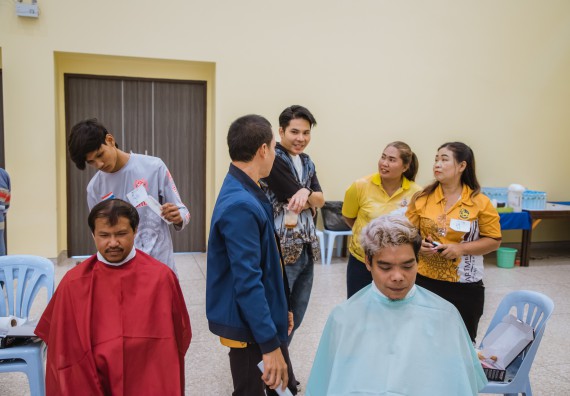 ภาพกิจกรรม  คณะวิทยาศาสตร์และเทคโนโลยี จัดกิจกรรมการอบรมเชิงปฏิบัติการ เรื่อง การเป็นช่างตัดผมอย่างมืออาชีพ ตามโครงการพัฒนาคุณภาพชีวิตและยกระดับเศรษฐกิจฐานราก