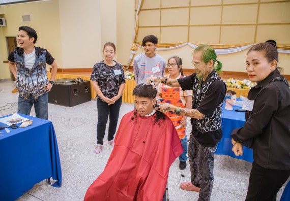 ภาพกิจกรรม  คณะวิทยาศาสตร์และเทคโนโลยี จัดกิจกรรมการอบรมเชิงปฏิบัติการ เรื่อง การเป็นช่างตัดผมอย่างมืออาชีพ ตามโครงการพัฒนาคุณภาพชีวิตและยกระดับเศรษฐกิจฐานราก