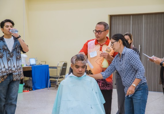 ภาพกิจกรรม  คณะวิทยาศาสตร์และเทคโนโลยี จัดกิจกรรมการอบรมเชิงปฏิบัติการ เรื่อง การเป็นช่างตัดผมอย่างมืออาชีพ ตามโครงการพัฒนาคุณภาพชีวิตและยกระดับเศรษฐกิจฐานราก