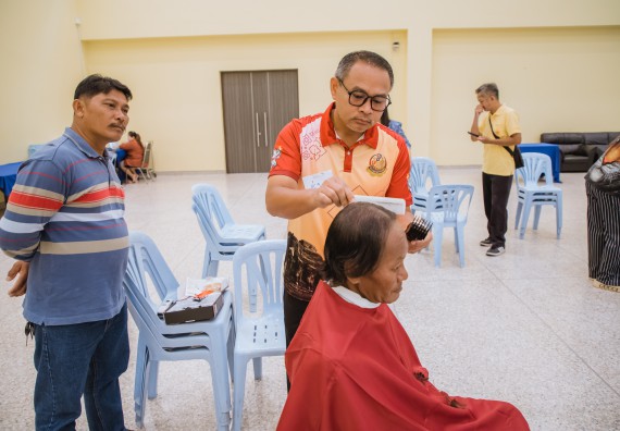 ภาพกิจกรรม  คณะวิทยาศาสตร์และเทคโนโลยี จัดกิจกรรมการอบรมเชิงปฏิบัติการ เรื่อง การเป็นช่างตัดผมอย่างมืออาชีพ ตามโครงการพัฒนาคุณภาพชีวิตและยกระดับเศรษฐกิจฐานราก