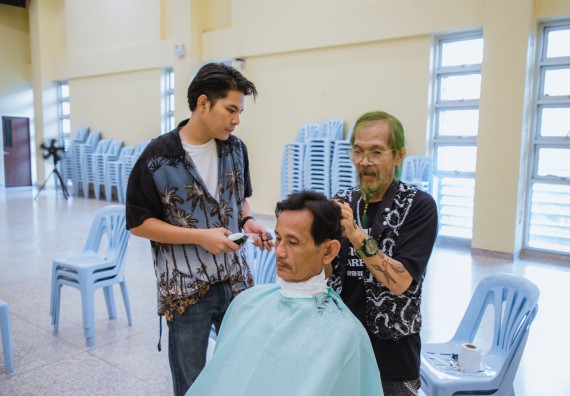 ภาพกิจกรรม  คณะวิทยาศาสตร์และเทคโนโลยี จัดกิจกรรมการอบรมเชิงปฏิบัติการ เรื่อง การเป็นช่างตัดผมอย่างมืออาชีพ ตามโครงการพัฒนาคุณภาพชีวิตและยกระดับเศรษฐกิจฐานราก