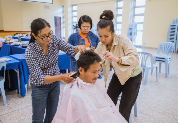 ภาพกิจกรรม  คณะวิทยาศาสตร์และเทคโนโลยี จัดกิจกรรมการอบรมเชิงปฏิบัติการ เรื่อง การเป็นช่างตัดผมอย่างมืออาชีพ ตามโครงการพัฒนาคุณภาพชีวิตและยกระดับเศรษฐกิจฐานราก