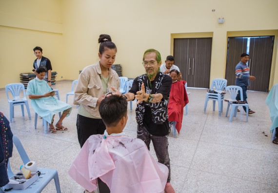 ภาพกิจกรรม  คณะวิทยาศาสตร์และเทคโนโลยี จัดกิจกรรมการอบรมเชิงปฏิบัติการ เรื่อง การเป็นช่างตัดผมอย่างมืออาชีพ ตามโครงการพัฒนาคุณภาพชีวิตและยกระดับเศรษฐกิจฐานราก