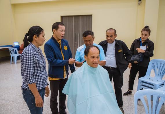 ภาพกิจกรรม  คณะวิทยาศาสตร์และเทคโนโลยี จัดกิจกรรมการอบรมเชิงปฏิบัติการ เรื่อง การเป็นช่างตัดผมอย่างมืออาชีพ ตามโครงการพัฒนาคุณภาพชีวิตและยกระดับเศรษฐกิจฐานราก