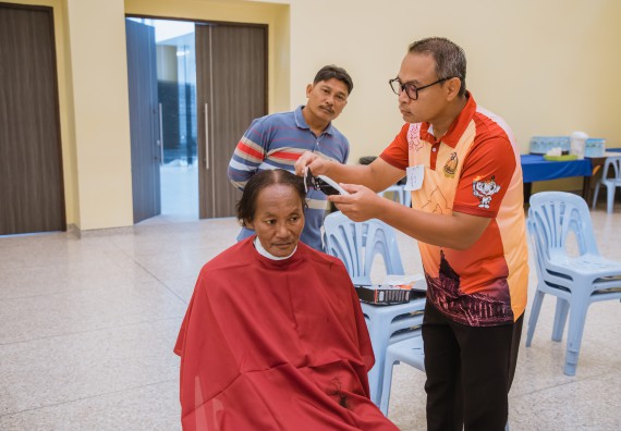 ภาพกิจกรรม  คณะวิทยาศาสตร์และเทคโนโลยี จัดกิจกรรมการอบรมเชิงปฏิบัติการ เรื่อง การเป็นช่างตัดผมอย่างมืออาชีพ ตามโครงการพัฒนาคุณภาพชีวิตและยกระดับเศรษฐกิจฐานราก