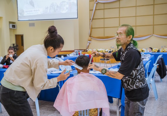ภาพกิจกรรม  คณะวิทยาศาสตร์และเทคโนโลยี จัดกิจกรรมการอบรมเชิงปฏิบัติการ เรื่อง การเป็นช่างตัดผมอย่างมืออาชีพ ตามโครงการพัฒนาคุณภาพชีวิตและยกระดับเศรษฐกิจฐานราก