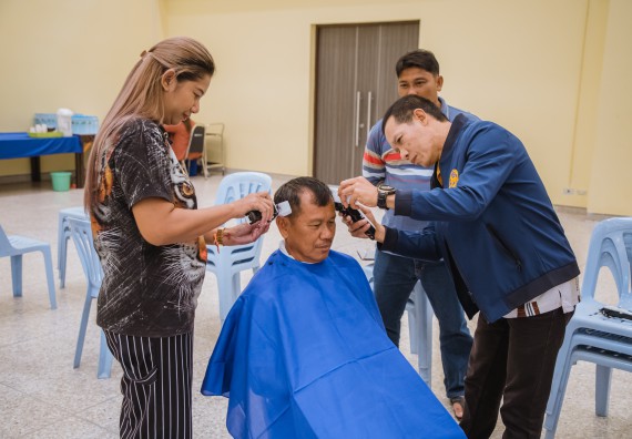 ภาพกิจกรรม  คณะวิทยาศาสตร์และเทคโนโลยี จัดกิจกรรมการอบรมเชิงปฏิบัติการ เรื่อง การเป็นช่างตัดผมอย่างมืออาชีพ ตามโครงการพัฒนาคุณภาพชีวิตและยกระดับเศรษฐกิจฐานราก