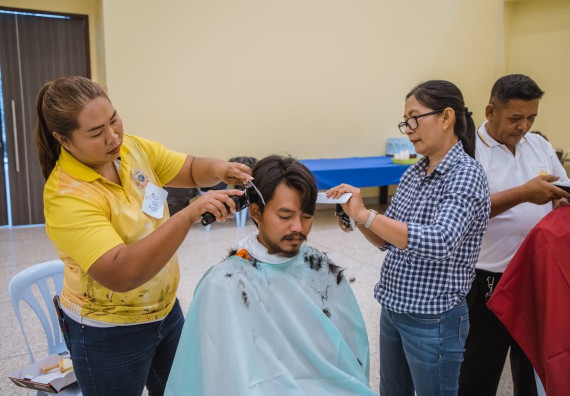 ภาพกิจกรรม  คณะวิทยาศาสตร์และเทคโนโลยี จัดกิจกรรมการอบรมเชิงปฏิบัติการ เรื่อง การเป็นช่างตัดผมอย่างมืออาชีพ ตามโครงการพัฒนาคุณภาพชีวิตและยกระดับเศรษฐกิจฐานราก