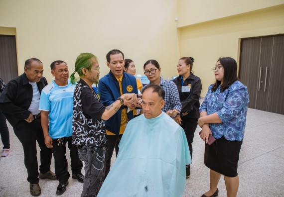 ภาพกิจกรรม  คณะวิทยาศาสตร์และเทคโนโลยี จัดกิจกรรมการอบรมเชิงปฏิบัติการ เรื่อง การเป็นช่างตัดผมอย่างมืออาชีพ ตามโครงการพัฒนาคุณภาพชีวิตและยกระดับเศรษฐกิจฐานราก
