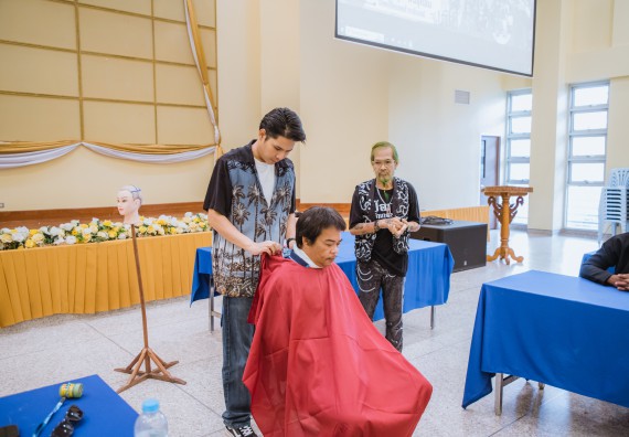 ภาพกิจกรรม  คณะวิทยาศาสตร์และเทคโนโลยี จัดกิจกรรมการอบรมเชิงปฏิบัติการ เรื่อง การเป็นช่างตัดผมอย่างมืออาชีพ ตามโครงการพัฒนาคุณภาพชีวิตและยกระดับเศรษฐกิจฐานราก