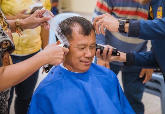 ภาพกิจกรรม  คณะวิทยาศาสตร์และเทคโนโลยี จัดกิจกรรมการอบรมเชิงปฏิบัติการ เรื่อง การเป็นช่างตัดผมอย่างมืออาชีพ ตามโครงการพัฒนาคุณภาพชีวิตและยกระดับเศรษฐกิจฐานราก