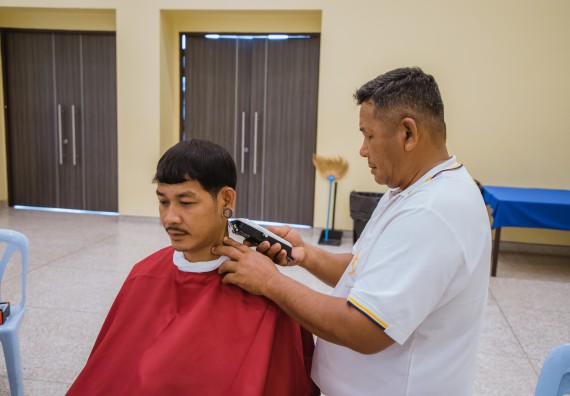 ภาพกิจกรรม  คณะวิทยาศาสตร์และเทคโนโลยี จัดกิจกรรมการอบรมเชิงปฏิบัติการ เรื่อง การเป็นช่างตัดผมอย่างมืออาชีพ ตามโครงการพัฒนาคุณภาพชีวิตและยกระดับเศรษฐกิจฐานราก