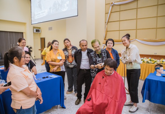 ภาพกิจกรรม  คณะวิทยาศาสตร์และเทคโนโลยี จัดกิจกรรมการอบรมเชิงปฏิบัติการ เรื่อง การเป็นช่างตัดผมอย่างมืออาชีพ ตามโครงการพัฒนาคุณภาพชีวิตและยกระดับเศรษฐกิจฐานราก