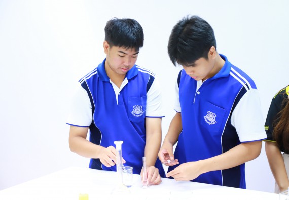 ภาพกิจกรรม  โปรแกรมวิชาเคมี คณะวิทยาศาสตร์และเทคโนโลยี จัดกิจกรรมการอบรมค่ายเทคนิค ปฏิบัติการเคมี