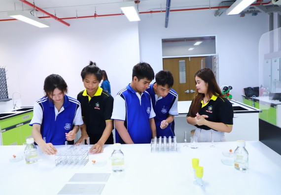 ภาพกิจกรรม  โปรแกรมวิชาเคมี คณะวิทยาศาสตร์และเทคโนโลยี จัดกิจกรรมการอบรมค่ายเทคนิค ปฏิบัติการเคมี