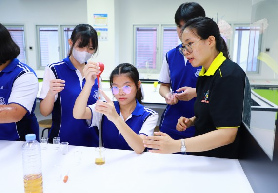 ภาพกิจกรรม  โปรแกรมวิชาเคมี คณะวิทยาศาสตร์และเทคโนโลยี จัดกิจกรรมการอบรมค่ายเทคนิค ปฏิบัติการเคมี