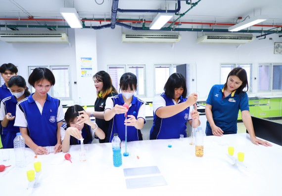 ภาพกิจกรรม  โปรแกรมวิชาเคมี คณะวิทยาศาสตร์และเทคโนโลยี จัดกิจกรรมการอบรมค่ายเทคนิค ปฏิบัติการเคมี