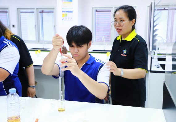 ภาพกิจกรรม  โปรแกรมวิชาเคมี คณะวิทยาศาสตร์และเทคโนโลยี จัดกิจกรรมการอบรมค่ายเทคนิค ปฏิบัติการเคมี