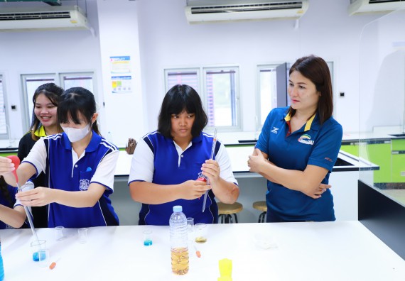 ภาพกิจกรรม  โปรแกรมวิชาเคมี คณะวิทยาศาสตร์และเทคโนโลยี จัดกิจกรรมการอบรมค่ายเทคนิค ปฏิบัติการเคมี