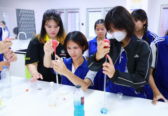 ภาพกิจกรรม  โปรแกรมวิชาเคมี คณะวิทยาศาสตร์และเทคโนโลยี จัดกิจกรรมการอบรมค่ายเทคนิค ปฏิบัติการเคมี