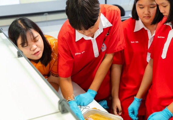 คณะวิทยาศาสตร์และเทคโนโลยี มหาวิทยาลัยราชภัฏกำแพงเพชร ร่วมกับกลุ่มสาระการเรียนรู้วิทยาศาสตร์และเทคโนโลยี โรงเรียนกำแพงเพชรพิทยาคม จัดกิจกรรมค่ายวิทยาศาสตร์นักเรียนห้องเรียนพิเศษวิทยาศาสตร์ ระดับชั้นมัธยมศึกษาปีที่ 2