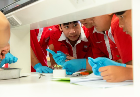 คณะวิทยาศาสตร์และเทคโนโลยี มหาวิทยาลัยราชภัฏกำแพงเพชร ร่วมกับกลุ่มสาระการเรียนรู้วิทยาศาสตร์และเทคโนโลยี โรงเรียนกำแพงเพชรพิทยาคม จัดกิจกรรมค่ายวิทยาศาสตร์นักเรียนห้องเรียนพิเศษวิทยาศาสตร์ ระดับชั้นมัธยมศึกษาปีที่ 2