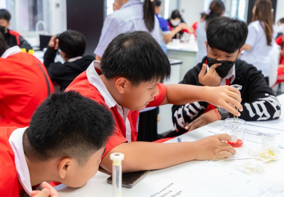 คณะวิทยาศาสตร์และเทคโนโลยี มหาวิทยาลัยราชภัฏกำแพงเพชร ร่วมกับกลุ่มสาระการเรียนรู้วิทยาศาสตร์และเทคโนโลยี โรงเรียนกำแพงเพชรพิทยาคม จัดกิจกรรมค่ายวิทยาศาสตร์นักเรียนห้องเรียนพิเศษวิทยาศาสตร์ ระดับชั้นมัธยมศึกษาปีที่ 2