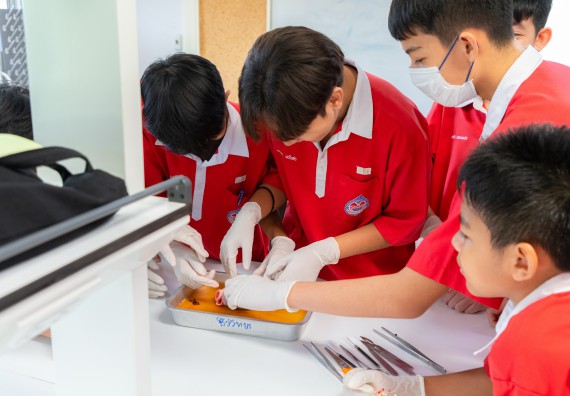 คณะวิทยาศาสตร์และเทคโนโลยี มหาวิทยาลัยราชภัฏกำแพงเพชร ร่วมกับกลุ่มสาระการเรียนรู้วิทยาศาสตร์และเทคโนโลยี โรงเรียนกำแพงเพชรพิทยาคม จัดกิจกรรมค่ายวิทยาศาสตร์นักเรียนห้องเรียนพิเศษวิทยาศาสตร์ ระดับชั้นมัธยมศึกษาปีที่ 2