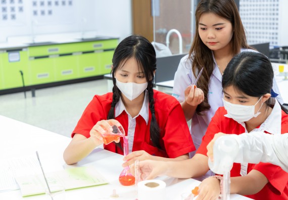 คณะวิทยาศาสตร์และเทคโนโลยี มหาวิทยาลัยราชภัฏกำแพงเพชร ร่วมกับกลุ่มสาระการเรียนรู้วิทยาศาสตร์และเทคโนโลยี โรงเรียนกำแพงเพชรพิทยาคม จัดกิจกรรมค่ายวิทยาศาสตร์นักเรียนห้องเรียนพิเศษวิทยาศาสตร์ ระดับชั้นมัธยมศึกษาปีที่ 2