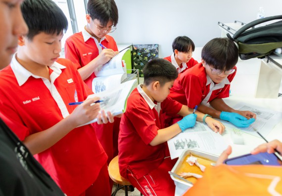 คณะวิทยาศาสตร์และเทคโนโลยี มหาวิทยาลัยราชภัฏกำแพงเพชร ร่วมกับกลุ่มสาระการเรียนรู้วิทยาศาสตร์และเทคโนโลยี โรงเรียนกำแพงเพชรพิทยาคม จัดกิจกรรมค่ายวิทยาศาสตร์นักเรียนห้องเรียนพิเศษวิทยาศาสตร์ ระดับชั้นมัธยมศึกษาปีที่ 2