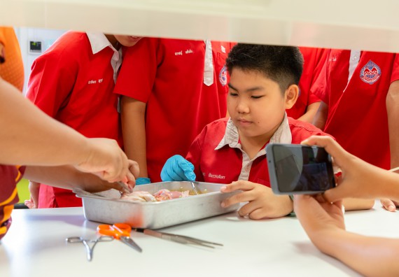 คณะวิทยาศาสตร์และเทคโนโลยี มหาวิทยาลัยราชภัฏกำแพงเพชร ร่วมกับกลุ่มสาระการเรียนรู้วิทยาศาสตร์และเทคโนโลยี โรงเรียนกำแพงเพชรพิทยาคม จัดกิจกรรมค่ายวิทยาศาสตร์นักเรียนห้องเรียนพิเศษวิทยาศาสตร์ ระดับชั้นมัธยมศึกษาปีที่ 2